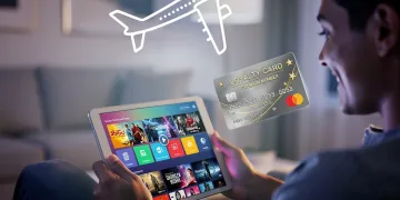 Mujer sonriendo mientras ve streaming, con millas de viajero frecuente y un avión de fondo, simbolizando beneficios cruzados.